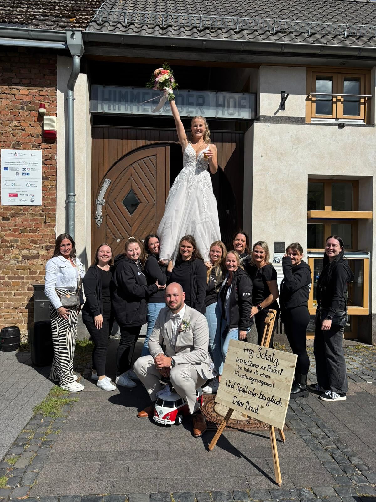 Gruppenbild der Magic Girls bei der Hochzeit von Lena und Olli