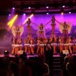 Tanzgruppe in bunten Kostümen.