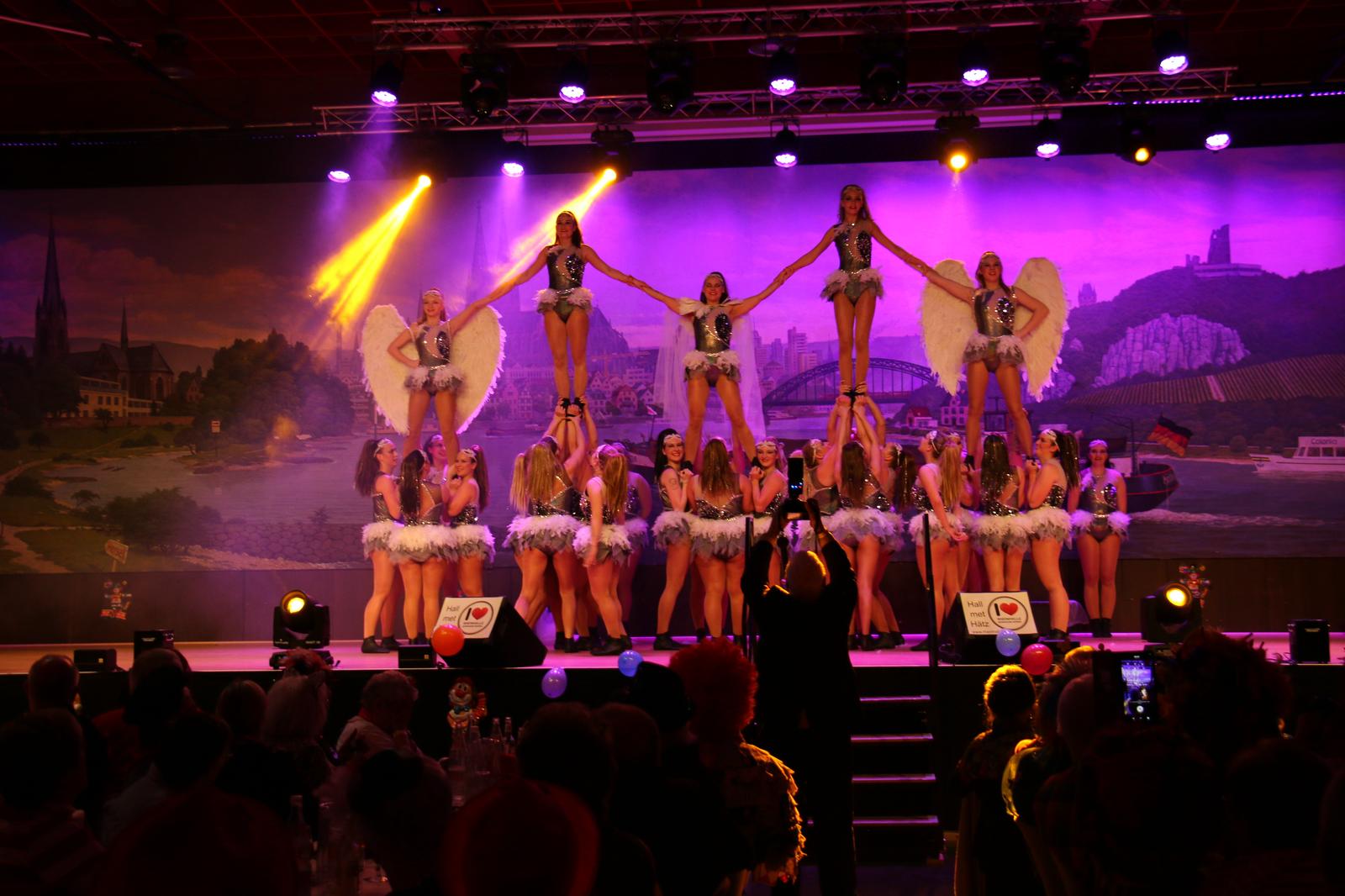 Tanzgruppe in bunten Kostümen.