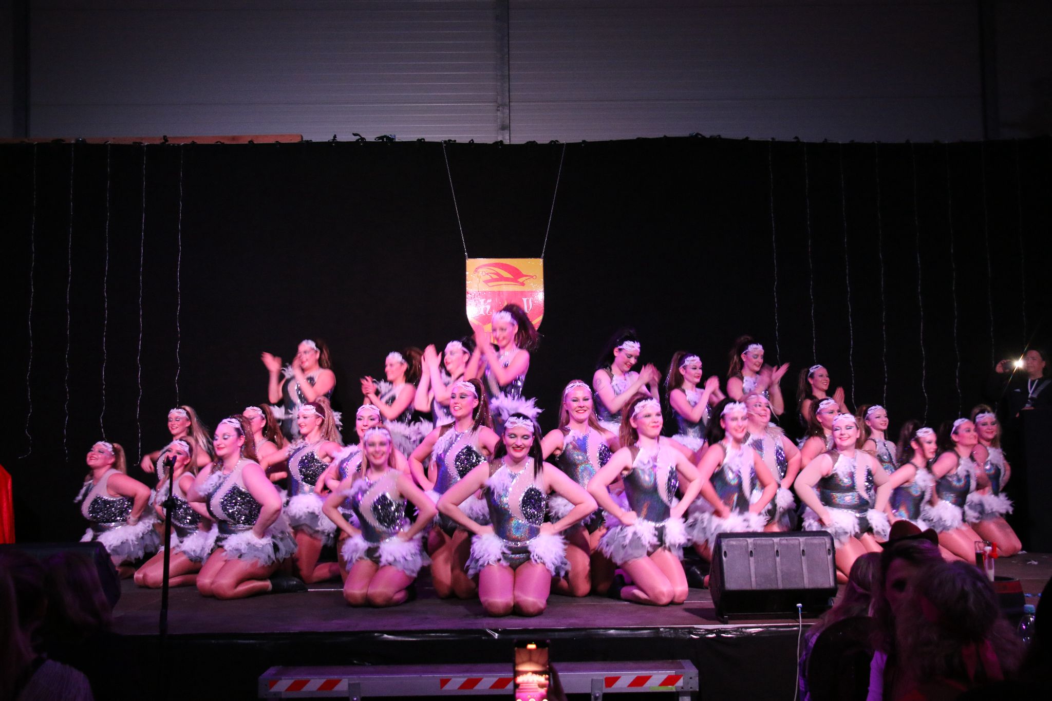 Showtanz der Magic Girls auf der Bühne in der Mehrzweckhalle in Alfter