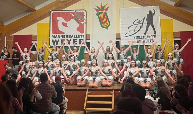 Mehr über den Artikel erfahren Auftritt der Magic Girls bei der Herrensitzung der Prinzengarde Düren