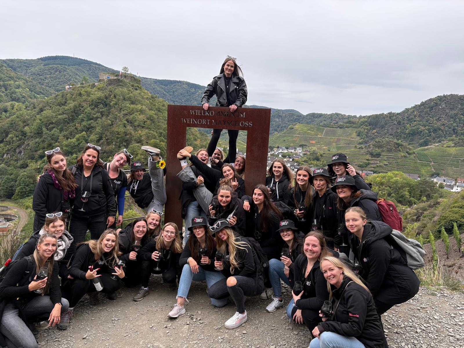 Gruppenbild der Magic Girls beim Weinwandern im Ahrtal