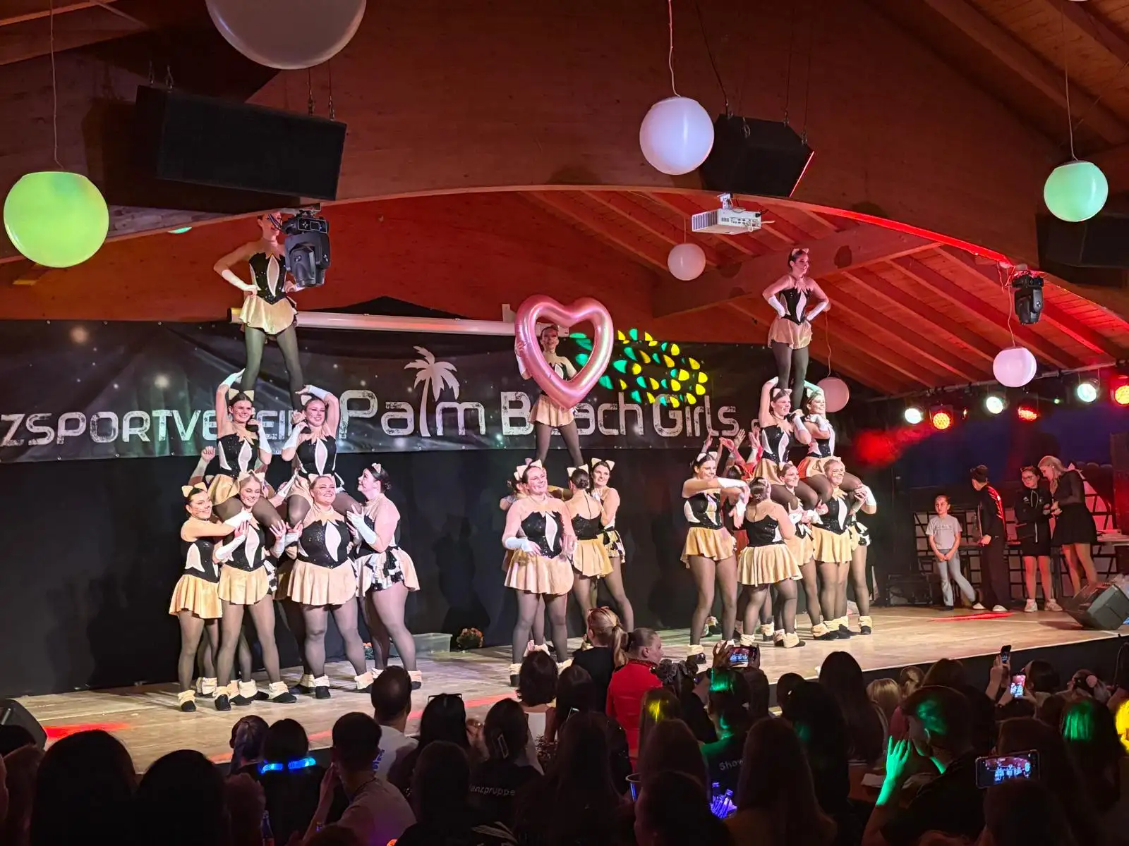 Der Showtanz der Magic Girls bei dem Showtanz-Festival der Palmersheimer Palm Beach Girls