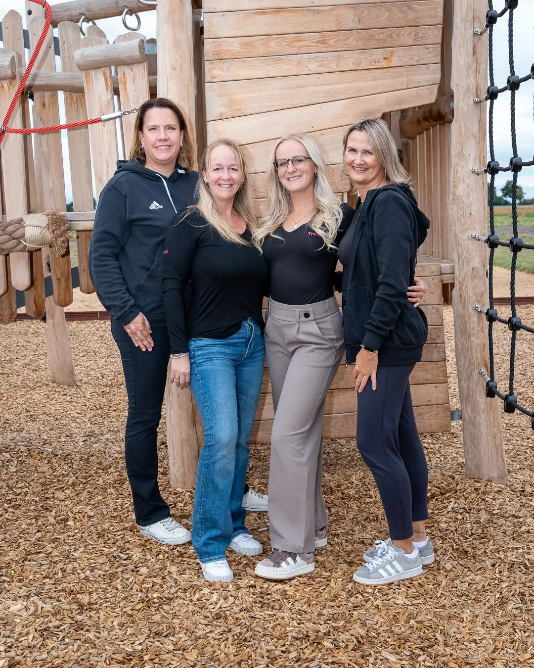 Foto der Trainer und Betreuer der Magic Girls mit Sabine, Melli, Lara und Alex