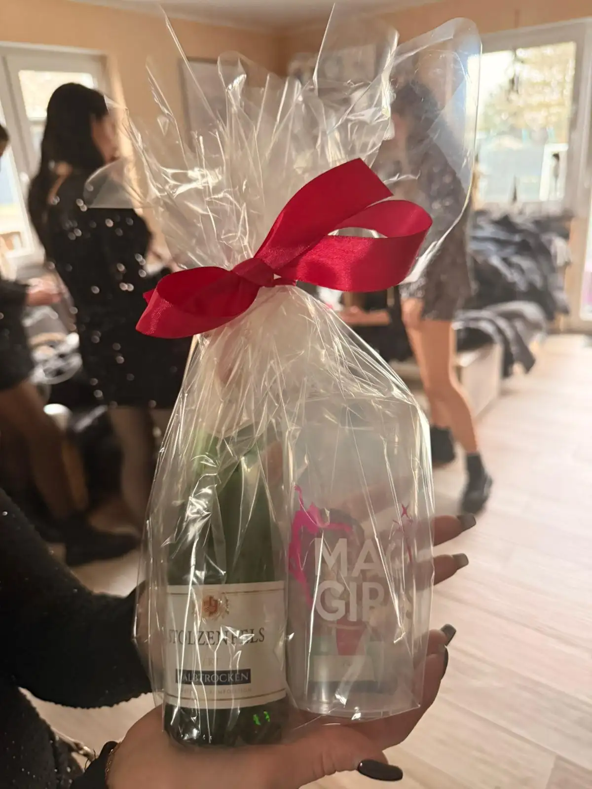 Das Weihnachtsgeschenk - Eine Sektflasche mit einem persönlichen, wiederverwendbaren Magic Girls Trinkbecher