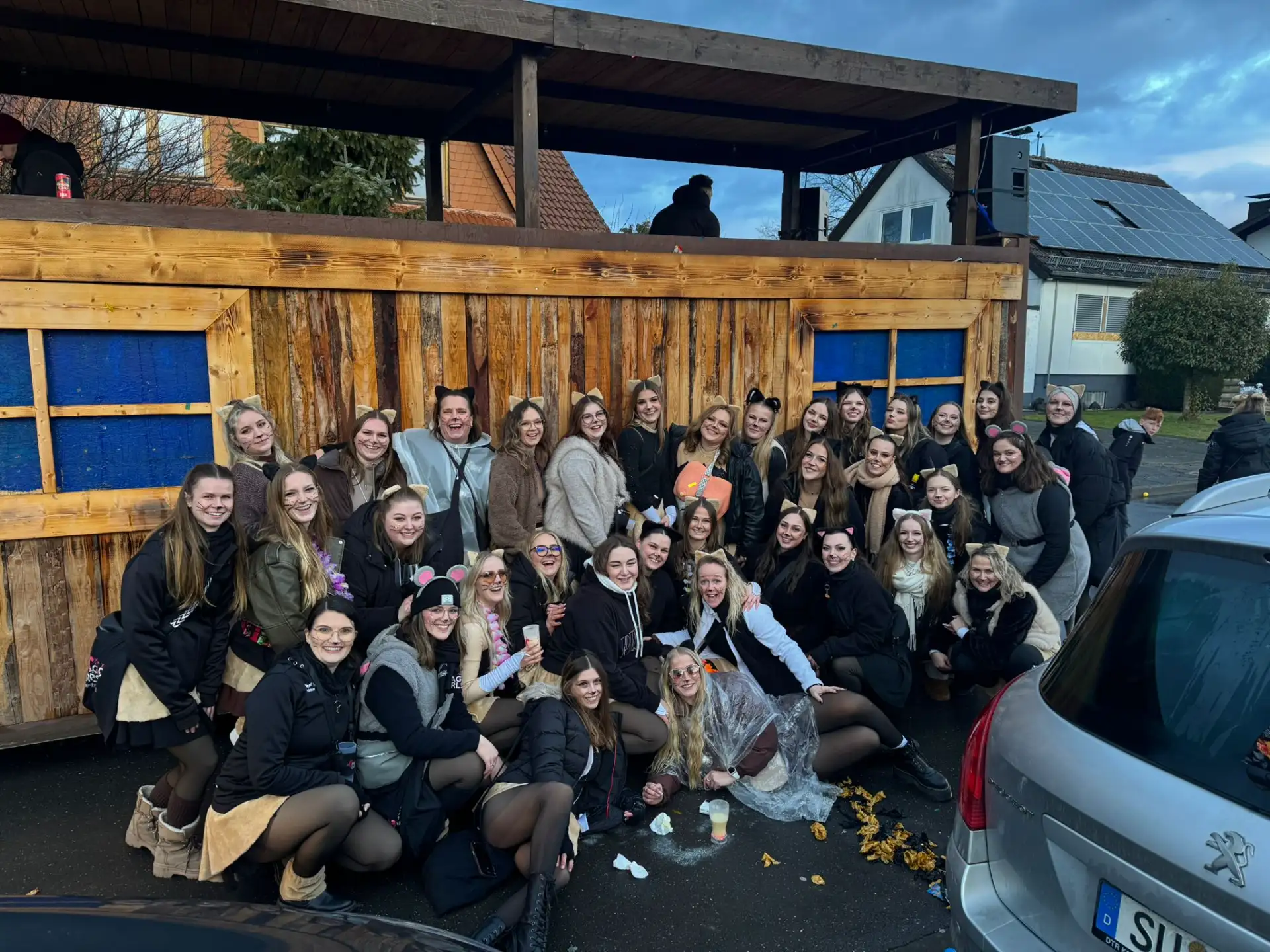 Magic Girls mit ihrem Karnevalswagen beim Rosenmontagszug in Odendorf