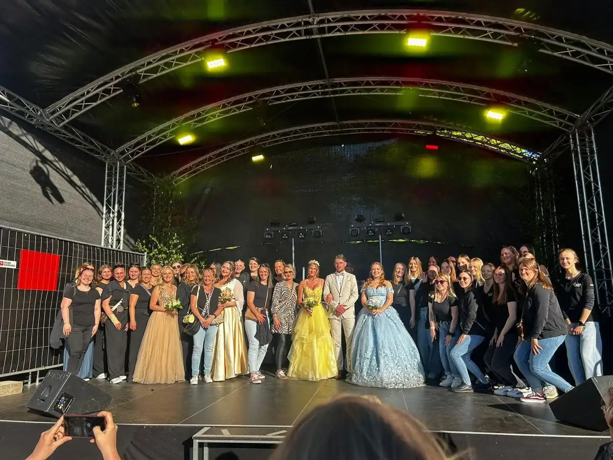 Die Magic Girls mit der Maikönigin von Odendorf