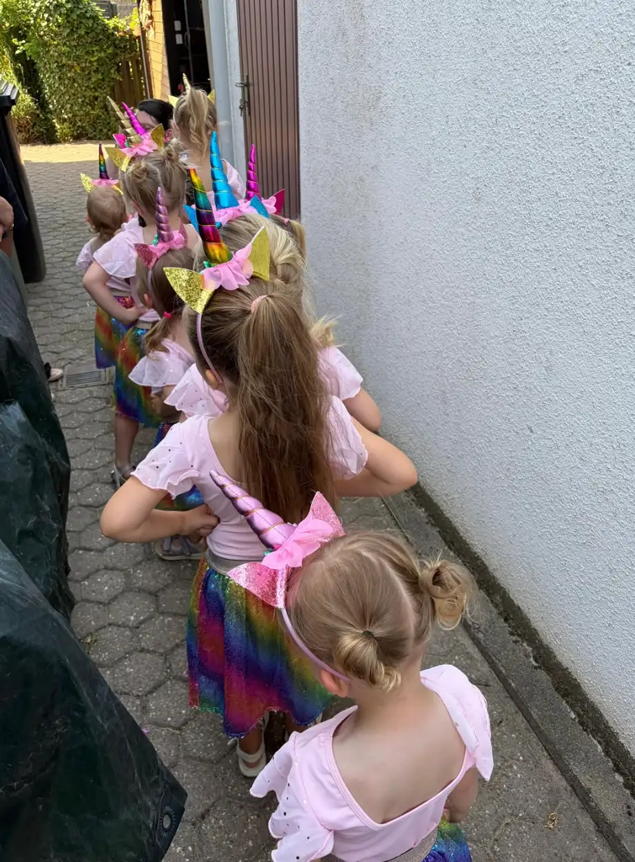 Mehr über den Artikel erfahren Premiere für die Mini Lions: Erster Auftritt beim Motto „Einhorn“