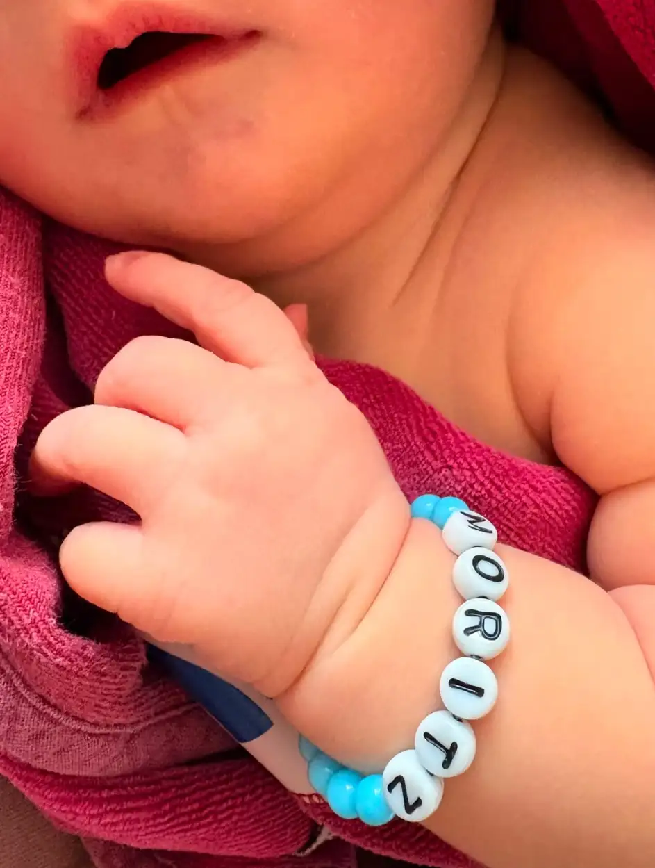 Home 2 Babyhand mit Namensarmband „Moritz" – Nachwuchs von Magic-Girls-Gründungsmitglied Bianca Blum