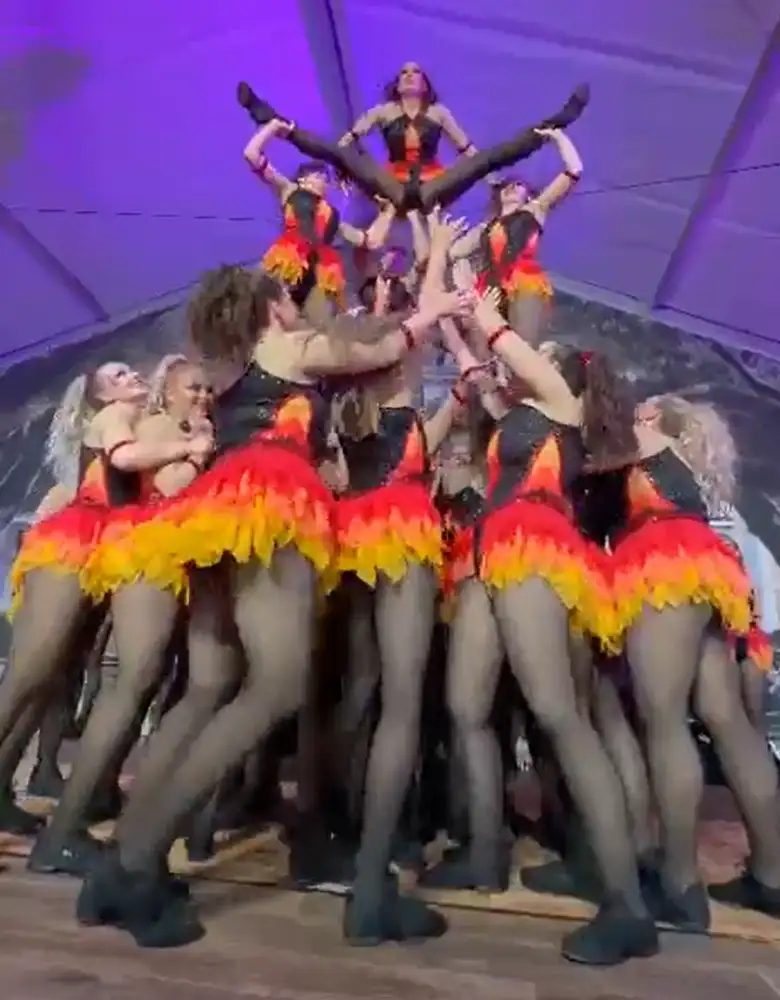 Pyramide der Magic Girls mit Tänzerin an der Spitze – Show „Firefighter“