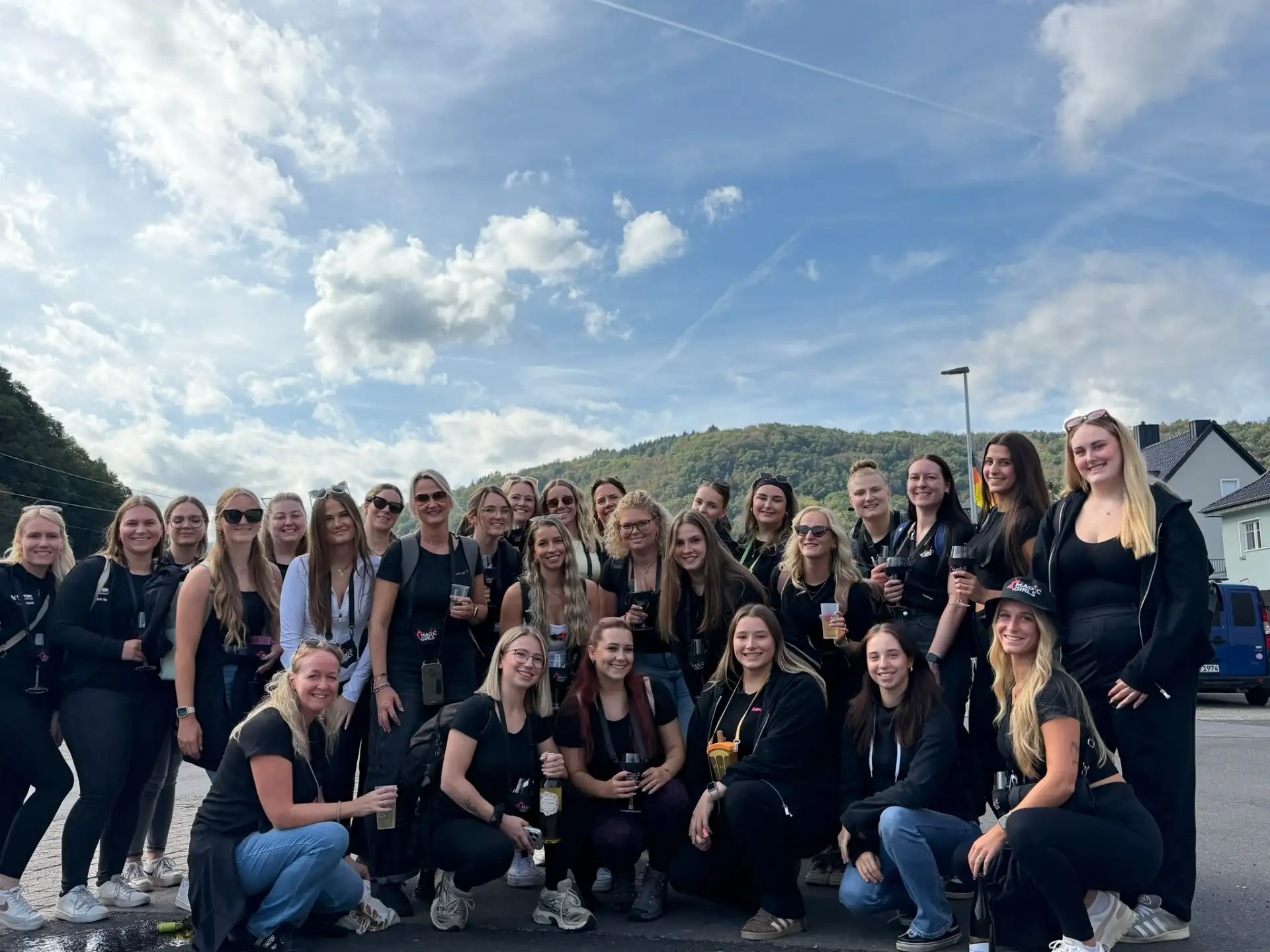 Magic Girls Odendorf beim Weinwandern an der Ahr in Dernau – Gruppenbild vor Weinbergen
